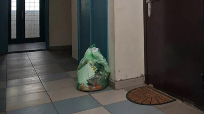 Umnichka съпруга, отбити съседи стоят торба с боклук в общ коридор, сега отпадъците не мирише!