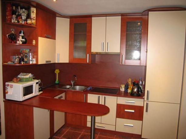 Кухненски шкафове за малка кухня (42 снимки): направи си сам видео инструкции за монтаж, цена, снимка