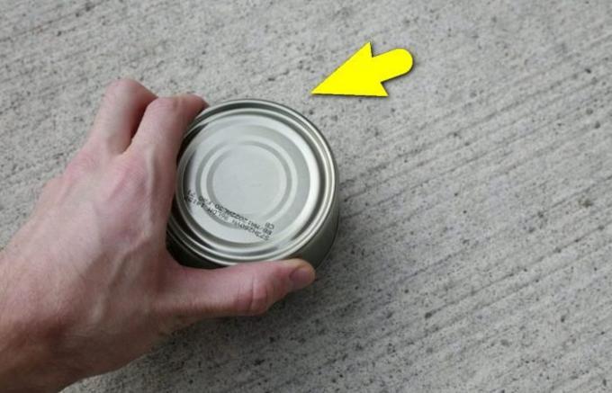 Как да отворите кутията на храна без нож и за отваряне на бутилката: метод армия