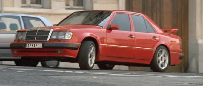 Mercedes-Benz E 500 1992 се снима във филма "Такси". | Снимка: imcdb.org.