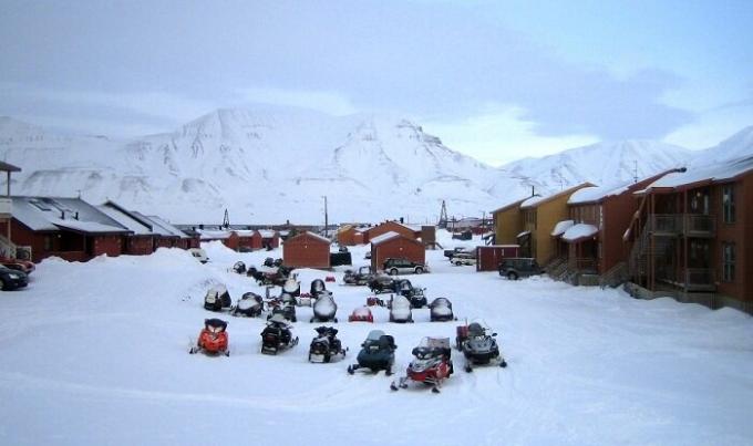 През зимата всички жители и туристи се движат по шейни (Longyearbyen, Норвегия).