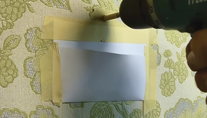 Pocket от хартия и тиксо ще защитава тапети от прах, който възниква, когато сондиране 