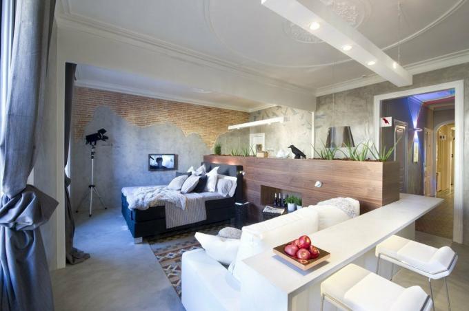 Бакалавър апартамент с площ 35 m²: мебели в центъра и прозрачна баня