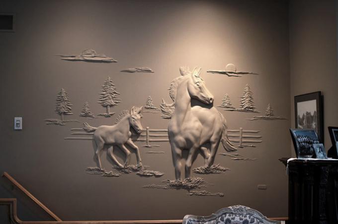 Конна и конче, забавляващи се украсяват една от стените на хола. | Снимка: pinterest.com.