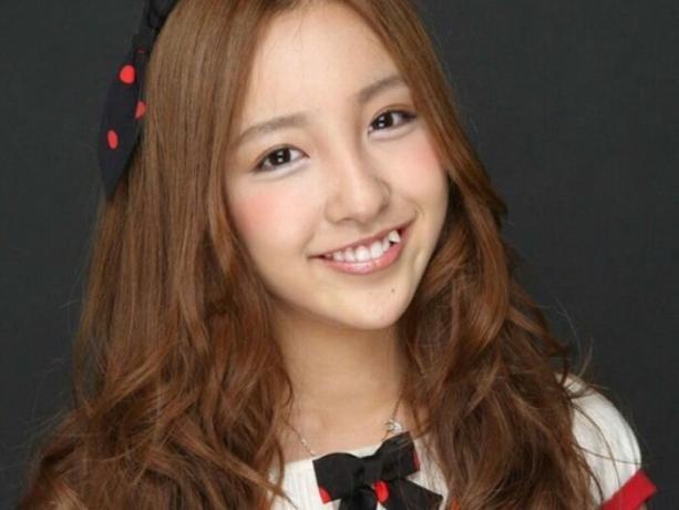 Млади японски жена изглежда много привлекателен за заточени зъби. / Снимка: porosenka.net