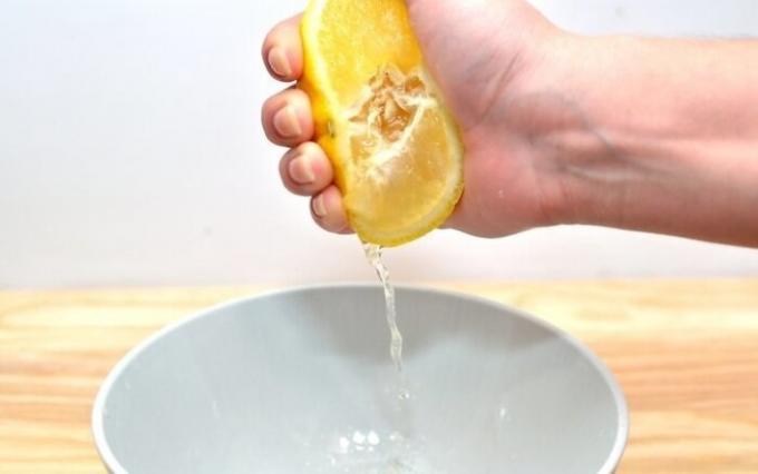 Лимонов сок ще добави пикантност към ястието.