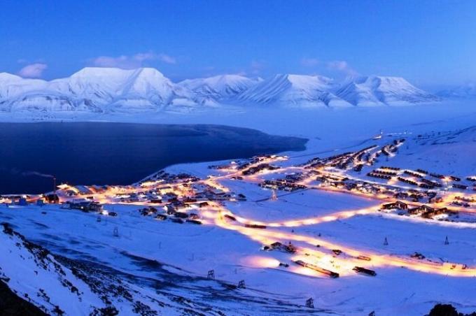 Arctic оазис град Longyearbyen (Норвегия).