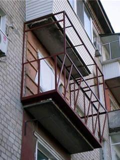 Остъкляването и изолацията на балкона трябва да се основава на рамка от ъгъл.