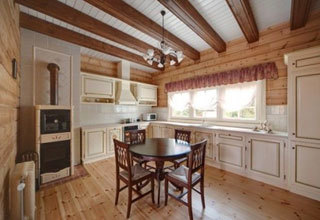Кухня в стил Прованс с дървени подове и тавани с греди.