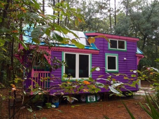 Къща отровен лилав цвят скрива очарователен интериор