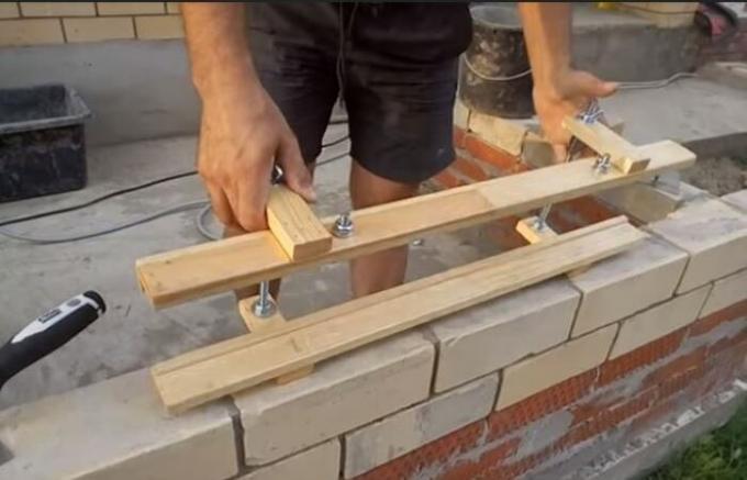 Как да направите свои ръце устройство за идеално равна тухлена зидария
