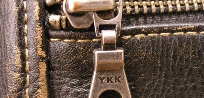 Писма «YKK» декорирани и достъпни дрехи и скъпи дизайнерски чанти.