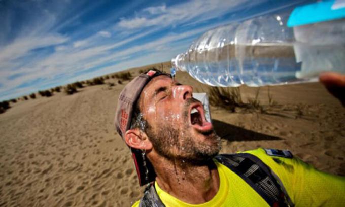 Хората, които имат проблеми със сърцето е по-добре да се пие само вода. / Снимка: runnersworldtr.com.