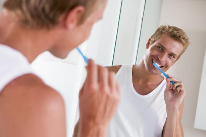 Вземането на душ, не забравяйте да почистите старателно зъбите. / Снимка: static5.depositphotos.com. 