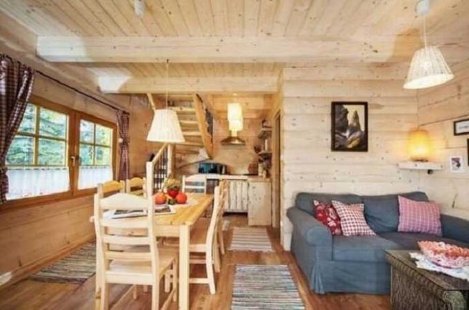 Интериор в дървена колиба.