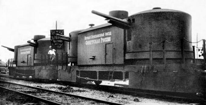 Танкове на релсите: как са били построени руски брониран влак