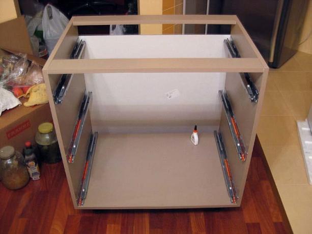 Рамка на чекмеджето с фитинги за чекмеджета и заден панел.