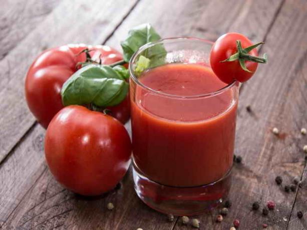 Прибирането на здравословни сокове от домати © ofazende.ru