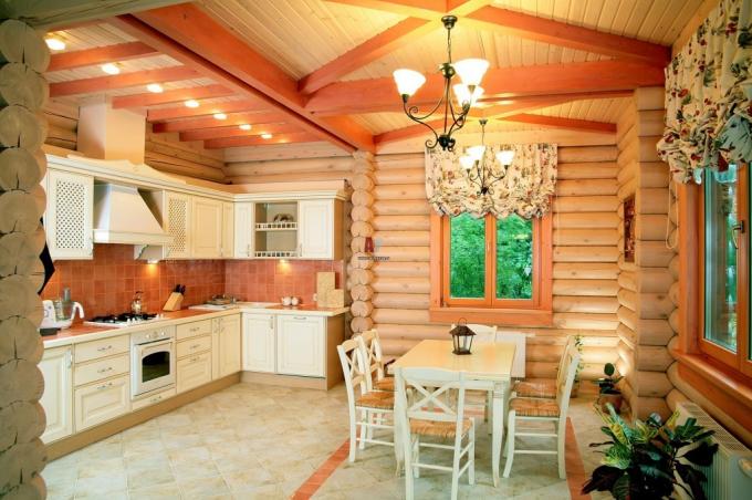 Кухня в дървена къща (45 снимки): видео инструкции за декориране със собствените си ръце, опции за довършителни работи, подреждане, оформление, с печка, кой таван да се инсталира, цена, снимка
