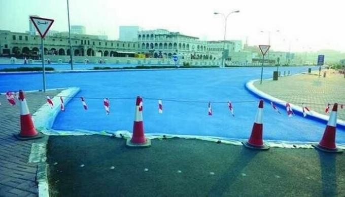Защо Катар органи изискват от рисуване на асфалт в синьо