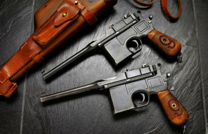 Пистолет Маузер С96: любимото оръжие на офицери и революционери.