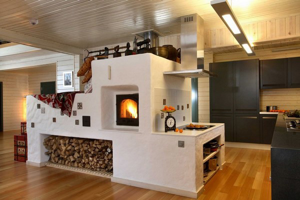Красива печка, за това може само да се мечтае - обърнете внимание на тавана в кухнята в дървена къща от пластмасови панели