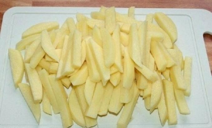Нарежете обелените картофи на пръчици на 1 см дебелина.