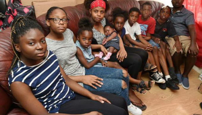 Семейство с много деца на мигранти, живеещи в графство Бедфордшир (Англия).