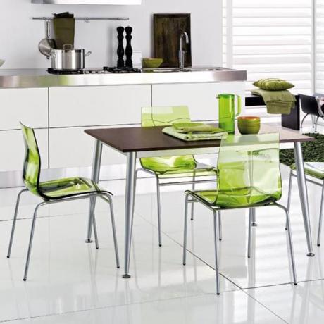 Ярки детайли за преобразяване на интериора - зелени столове за кухнята, цветни съдове 